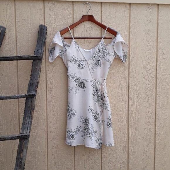 Lush Spaghetti Cold Shoulder Mini Wrap Dress Floral Print Blush Color Sz S‎ - Picture 8 of 8